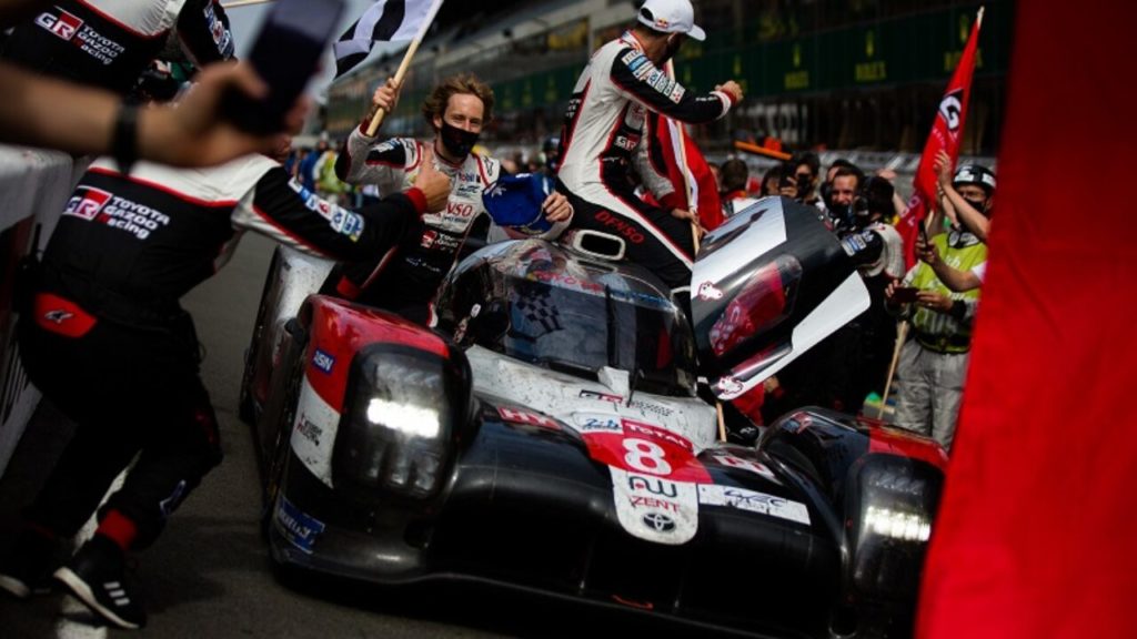 toyota wins its third consecutive 24 hours of le mans