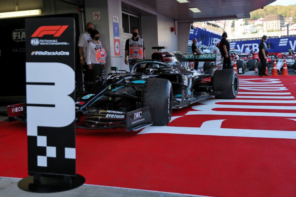 Hamilton's penalty points withdrawn by FIA stewards