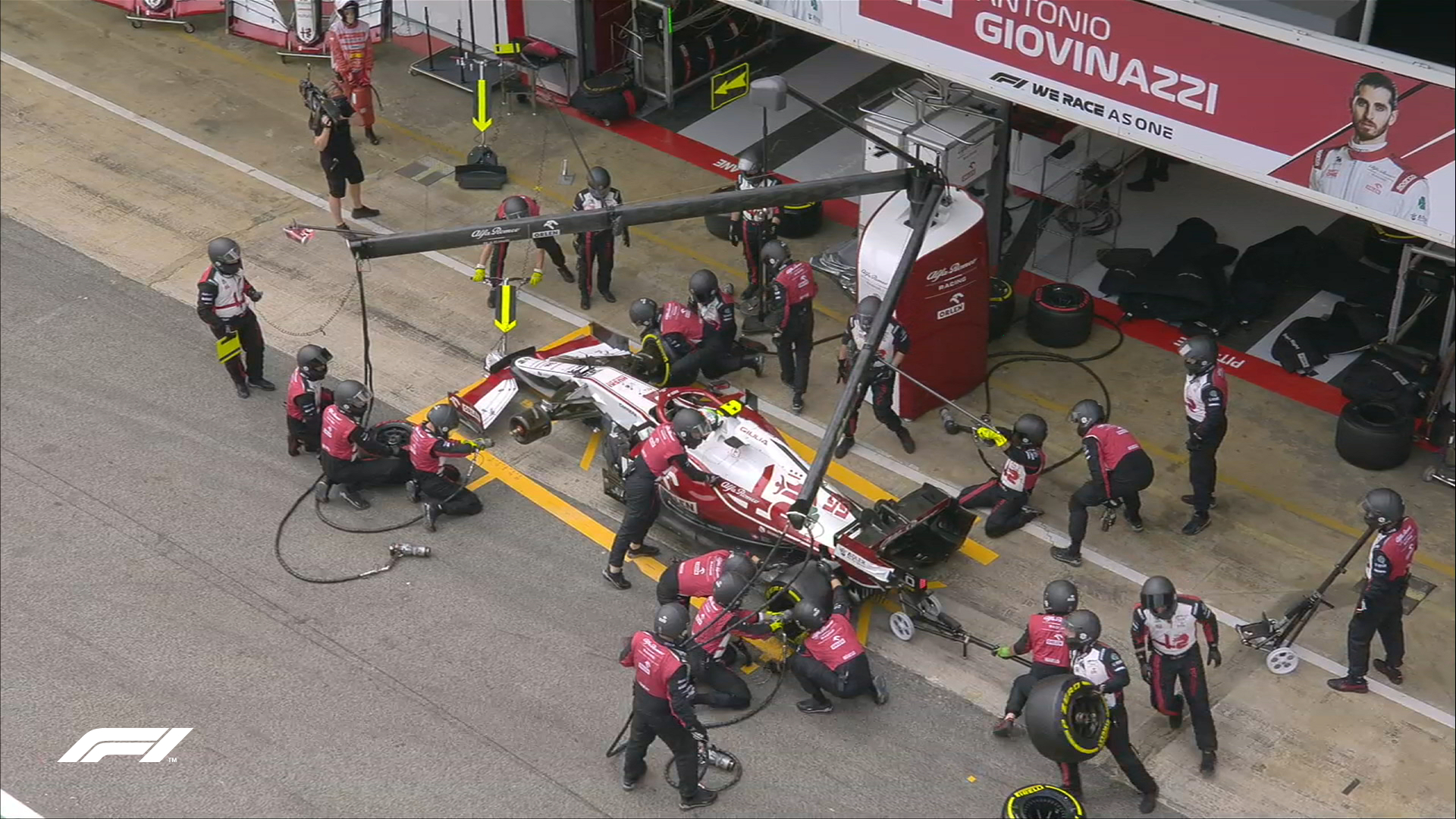 Bizzare pitstop for Giovinazzi after crew brings out a punctured tyre