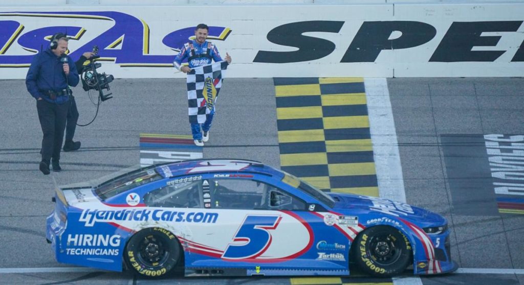 kyle larson claims third win in a row at kansas speedway