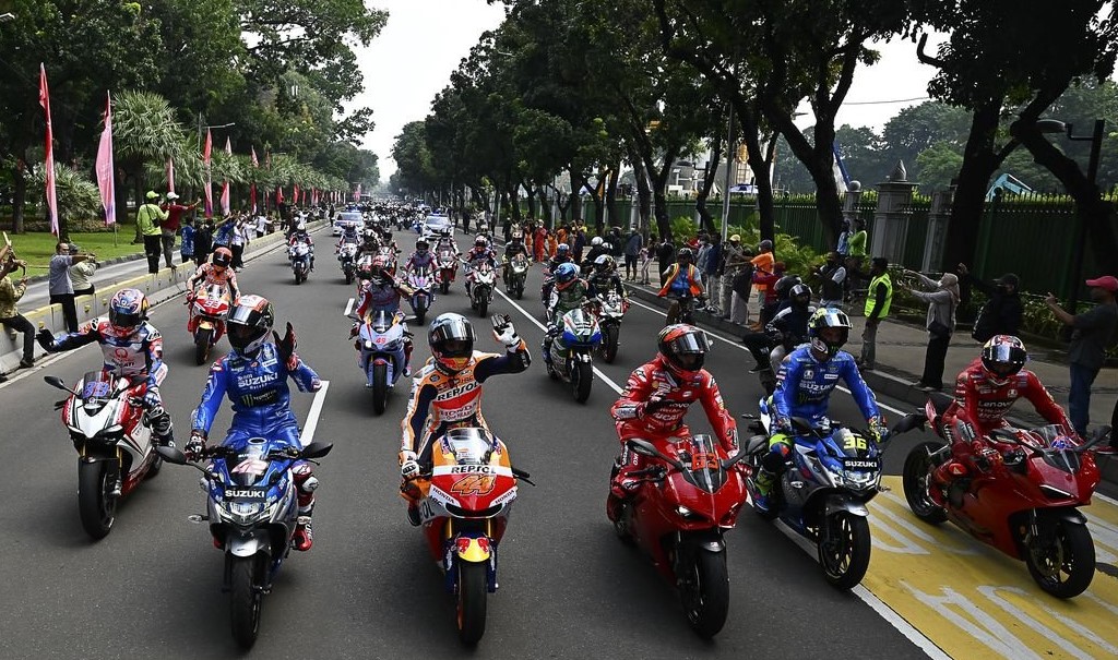 MotoGP riders rally through Jakarta with the president ahead of Indonesian MotoGP