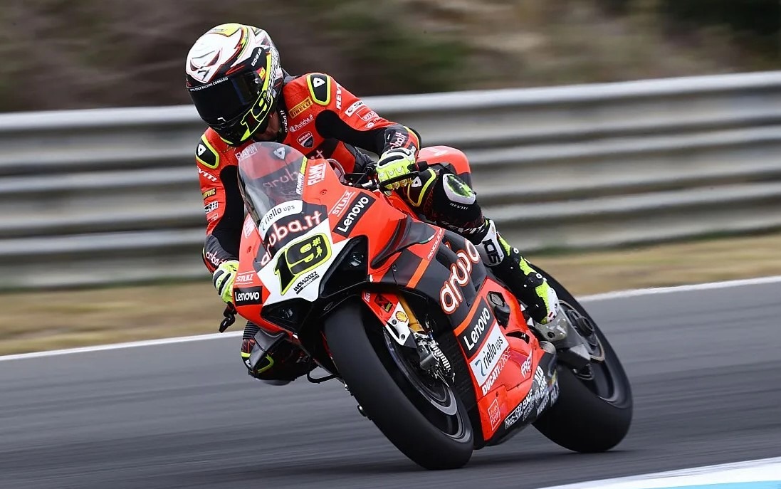 Bautista wins Estoril Race 1 after last minute dash on Razgatlioglu