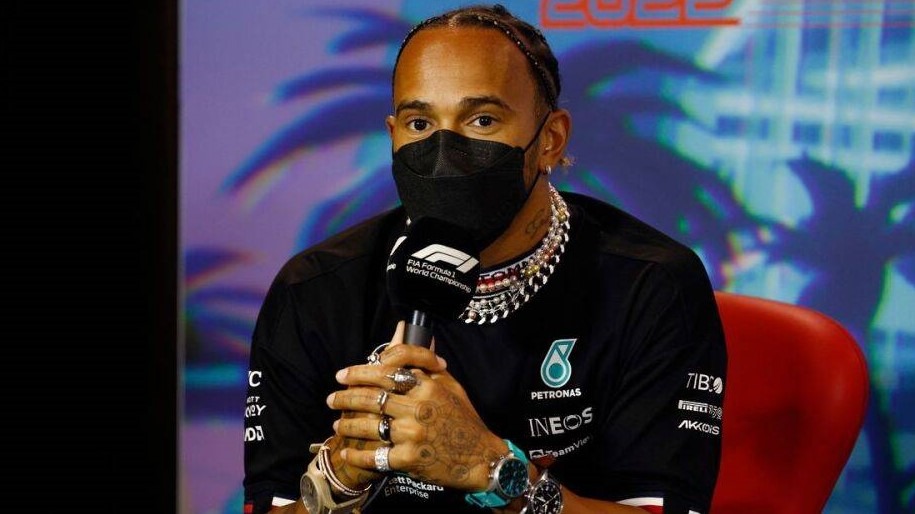 Lewis Hamilton boycotts F1 crackdown on jewellery