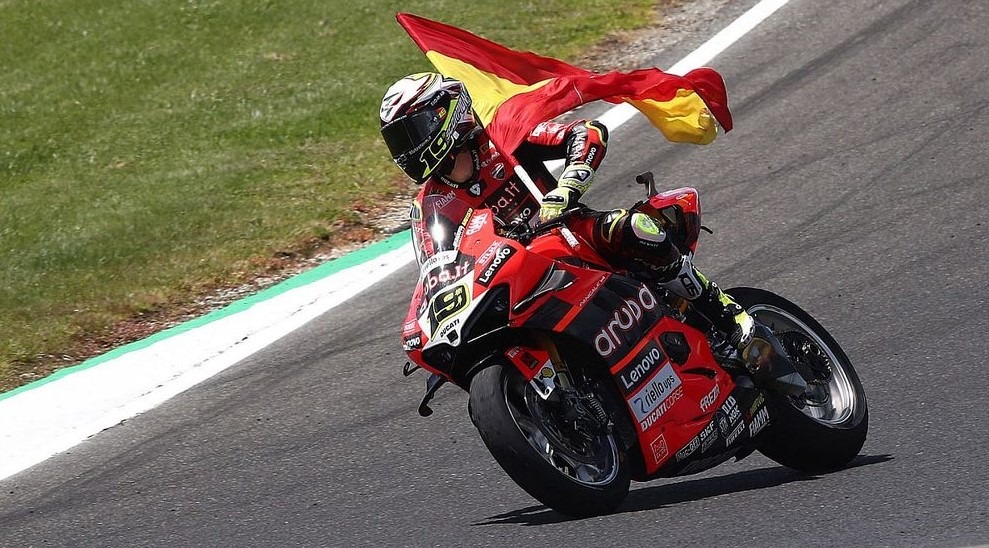 Bautista edges out Rea to win Phillip Island WSBK finale