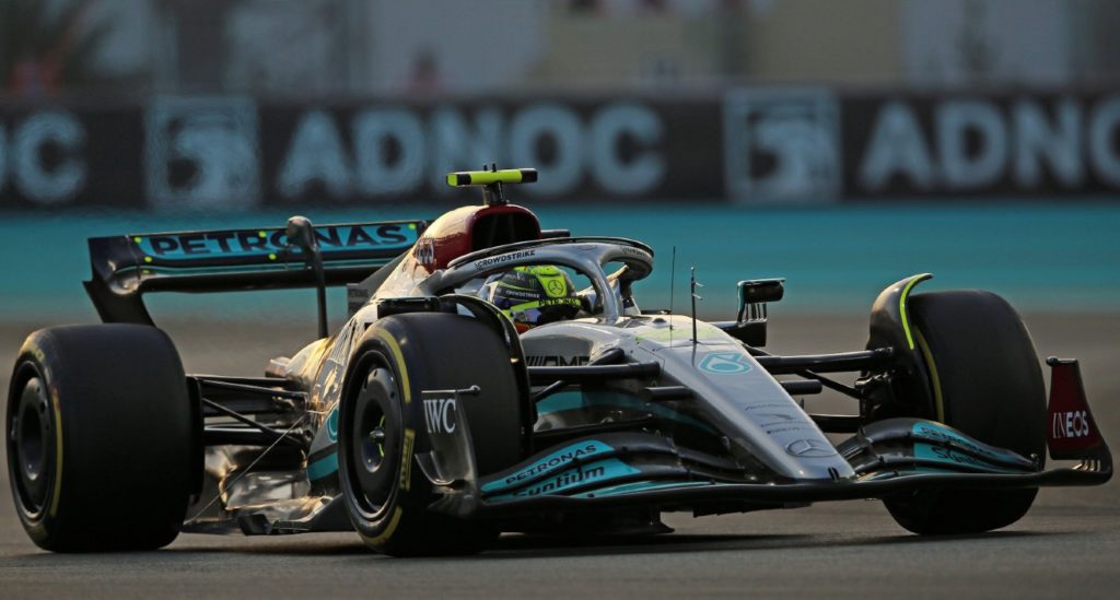 Hamilton escapes penalty,final practice,Magnussen