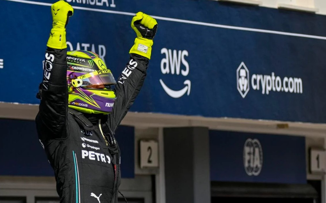 Hamilton edges Verstappen to claim the first pole since 2021
