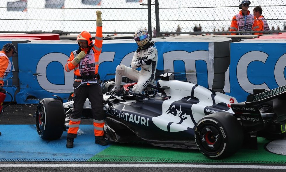 Daniel Ricciardo to miss Dutch Grand Prix after breaking wrist in practice crash