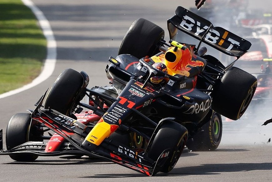 Sergio Perez crashes out in the first lap of the Mexican Grand Prix