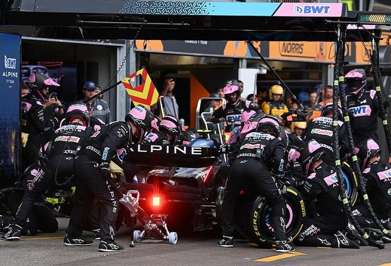 Mercedes,pretty ambitious Program,W15
