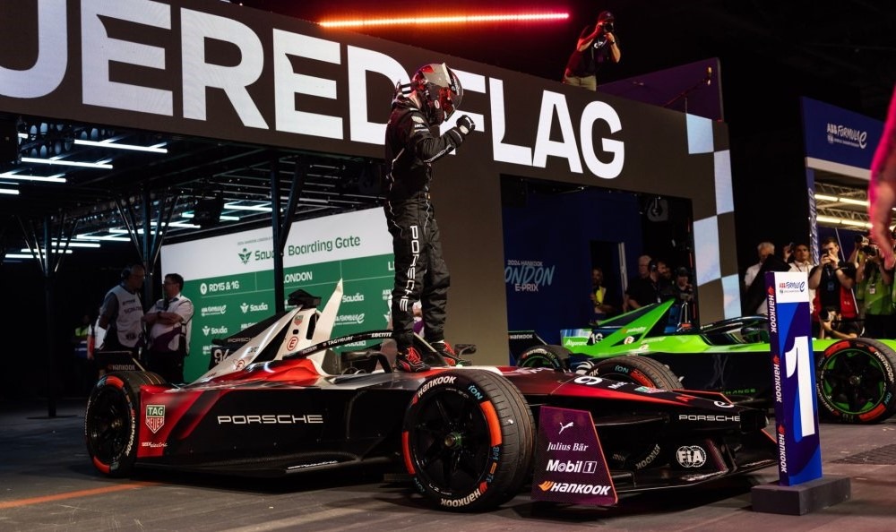 Pascal Wehrlein takes championship lead in chaotic London E-Prix Round 15 race
