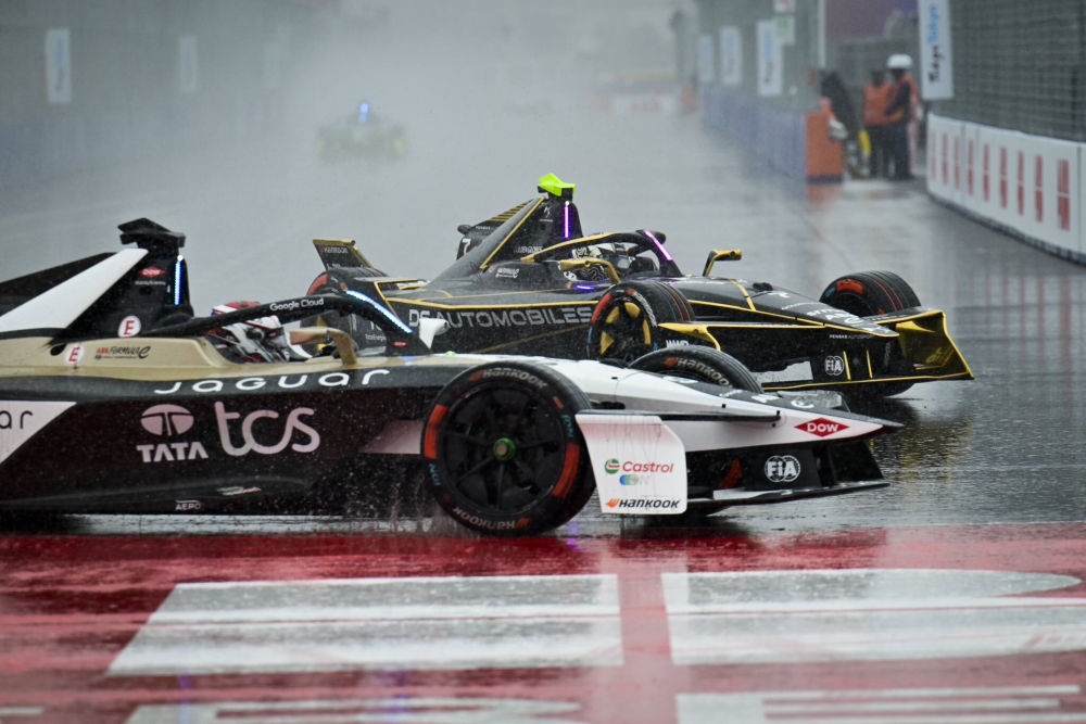 Oliver Rowland tops wet Tokyo E-Prix FP2 for Nissan Tokyo E-Prix FP2,Oliver Rowland,Edoardo Mortara,2024–25 Formula E