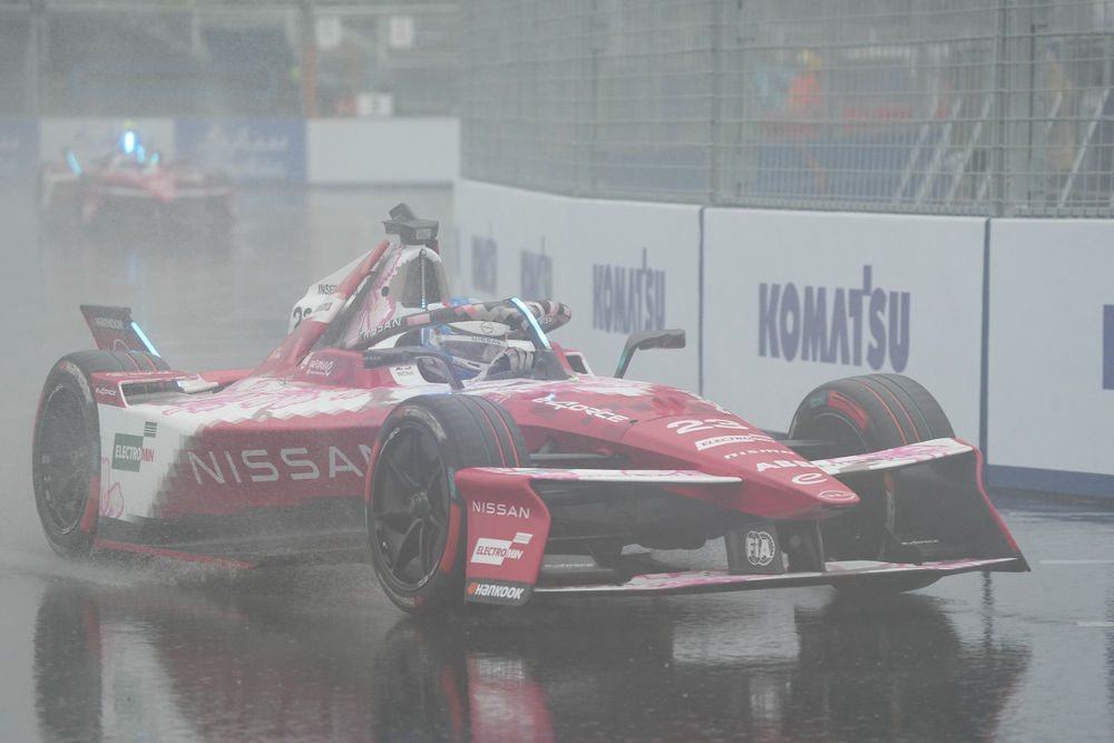 Oliver Rowland tops wet Tokyo E-Prix FP2 for Nissan