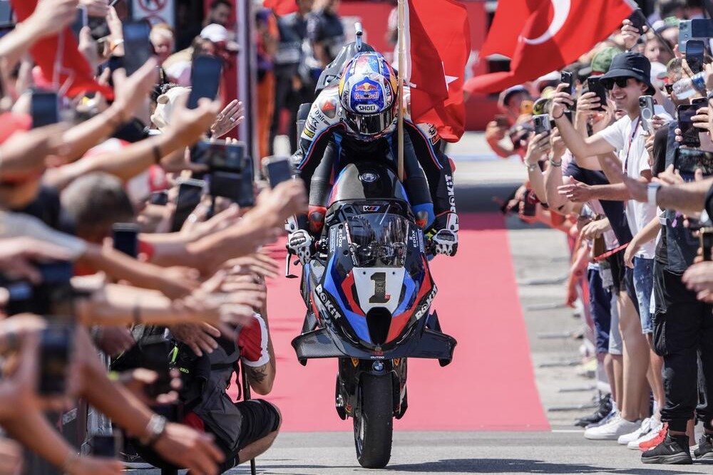Razgatlioglu wins Emilia-Romagna WSBK 2025 Race 1 as crashes cause several DNFs